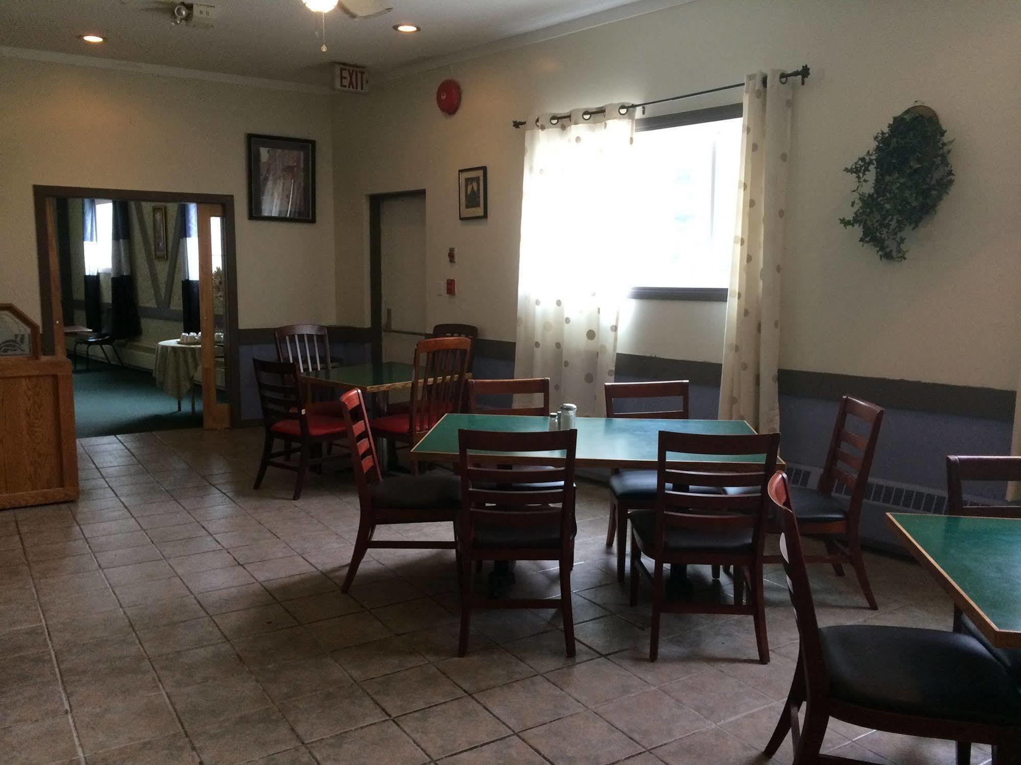 Esterhazy Motor Hotel Buitenkant foto